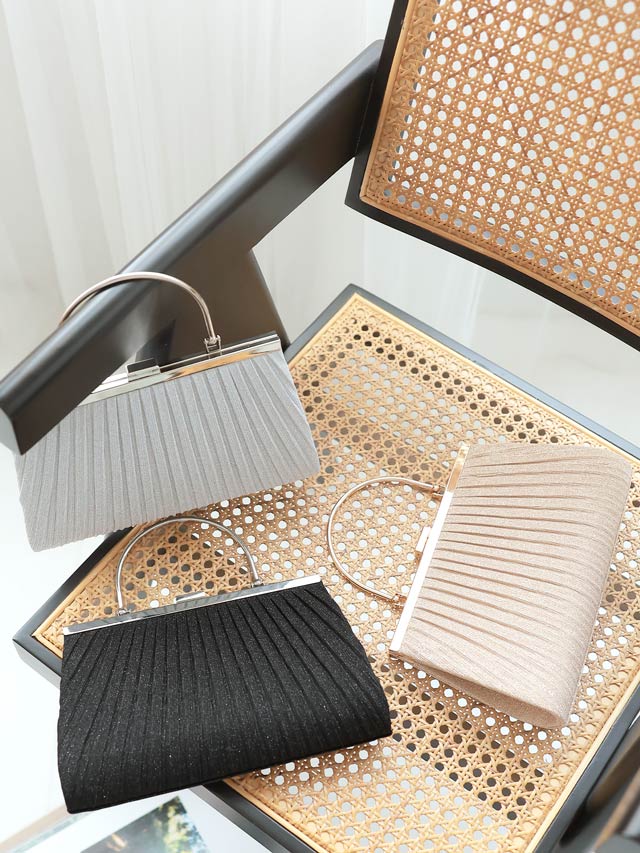 5/8再入荷!メタルハンドルラメプリーツパーティーバッグ