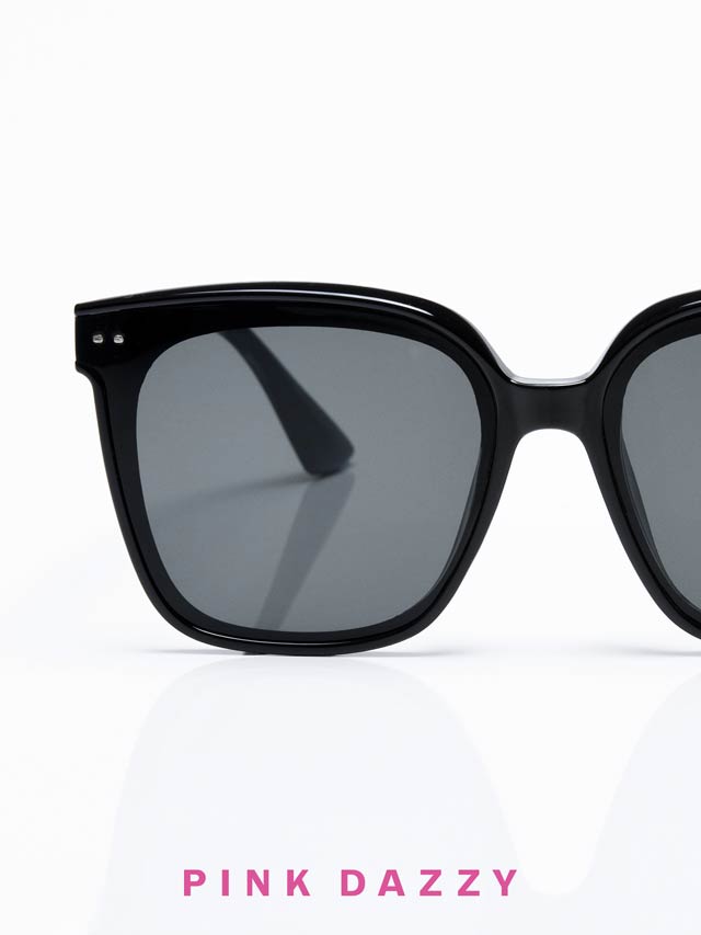 ブラックスタッズサングラス